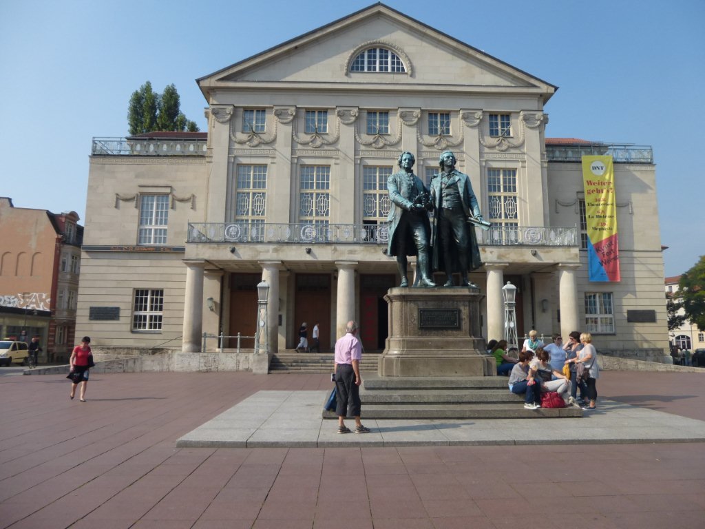 Weimar, Goethe- und Schiller-Denkmal vor Staatstheater